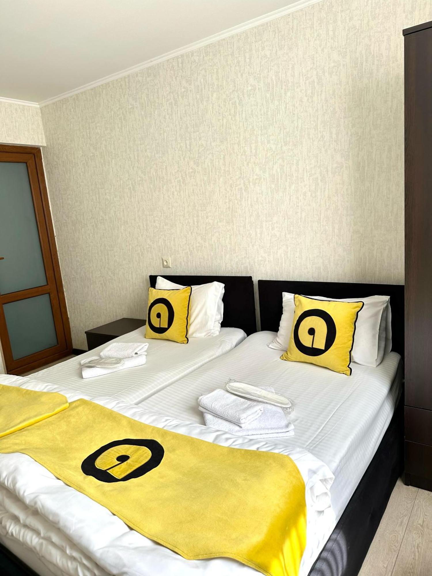 Aura Plaza Hotel Тбилиси Экстерьер фото