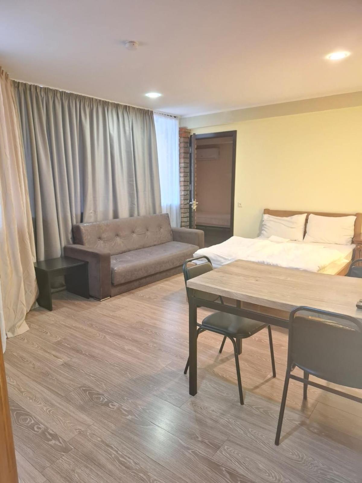 Aura Plaza Hotel Тбилиси Экстерьер фото