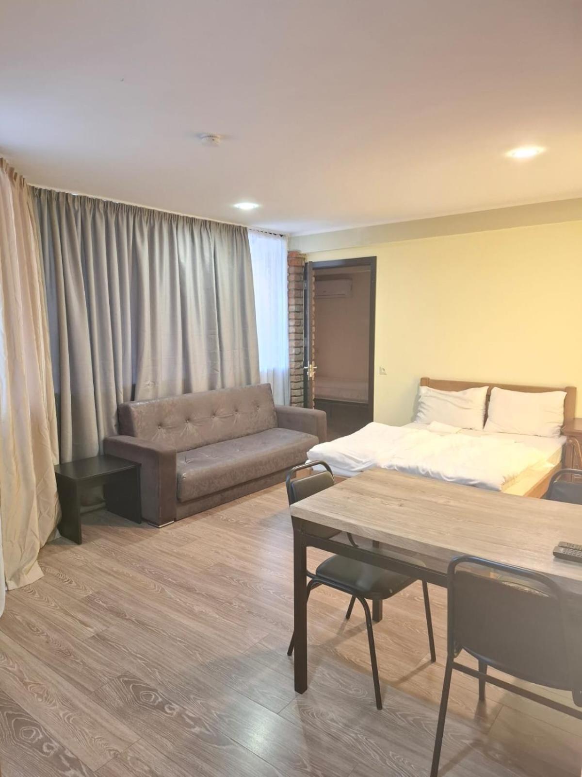 Aura Plaza Hotel Тбилиси Экстерьер фото
